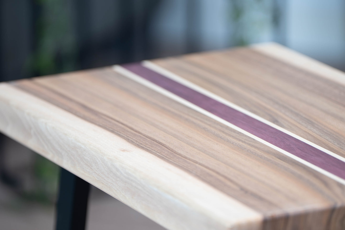 Stolik industrialny z wstawką z purpurowego drewna