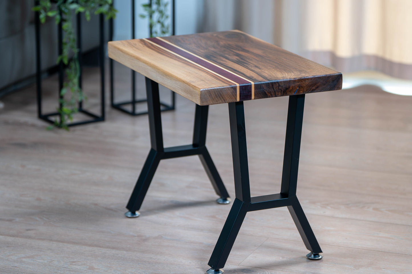 Stolik industrialny z orzecha i wstawką z purpleheart