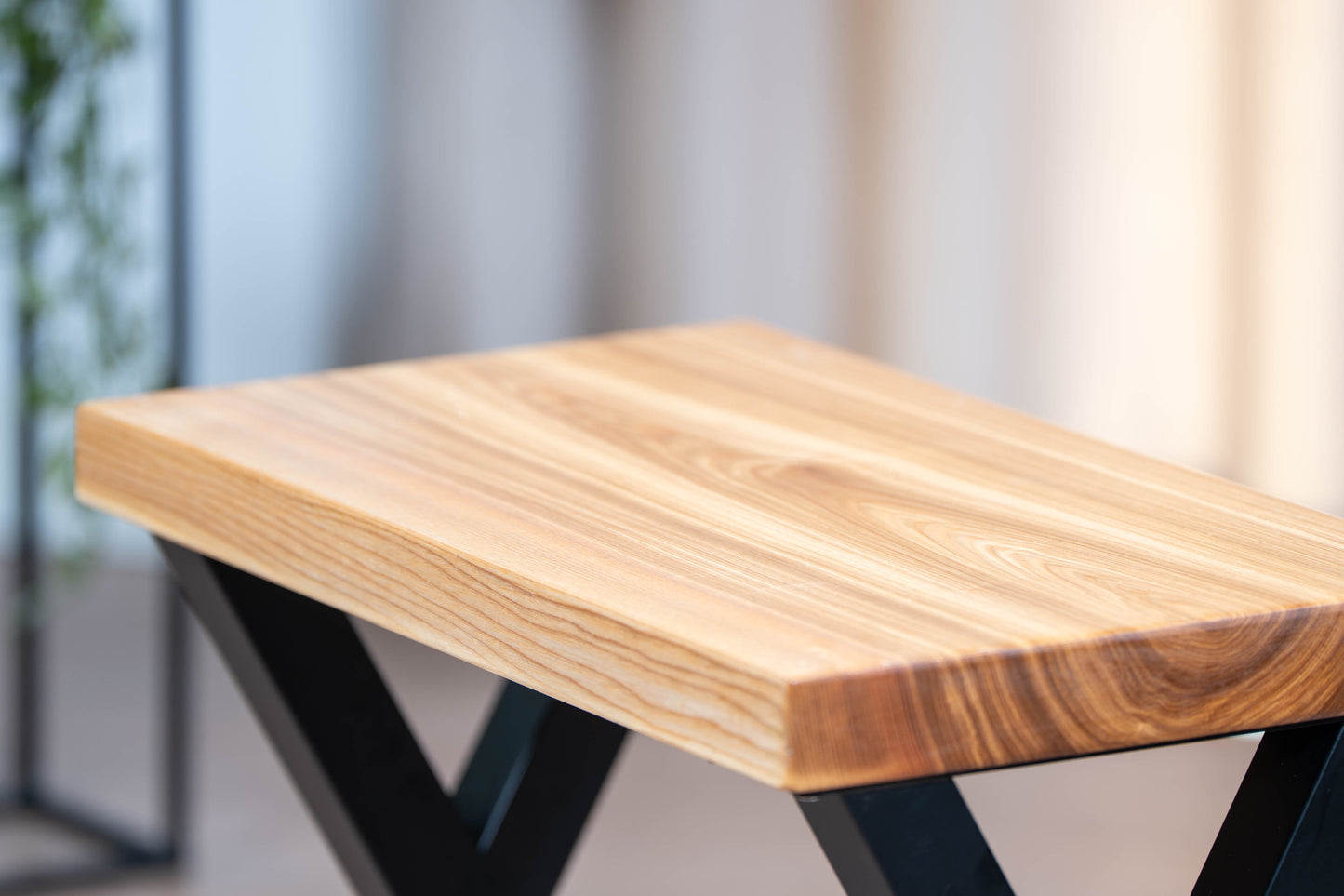 Stolik industrialny z litego drewna i stali – ręczne rzemiosło Lubelskiej Pracowni Drewna