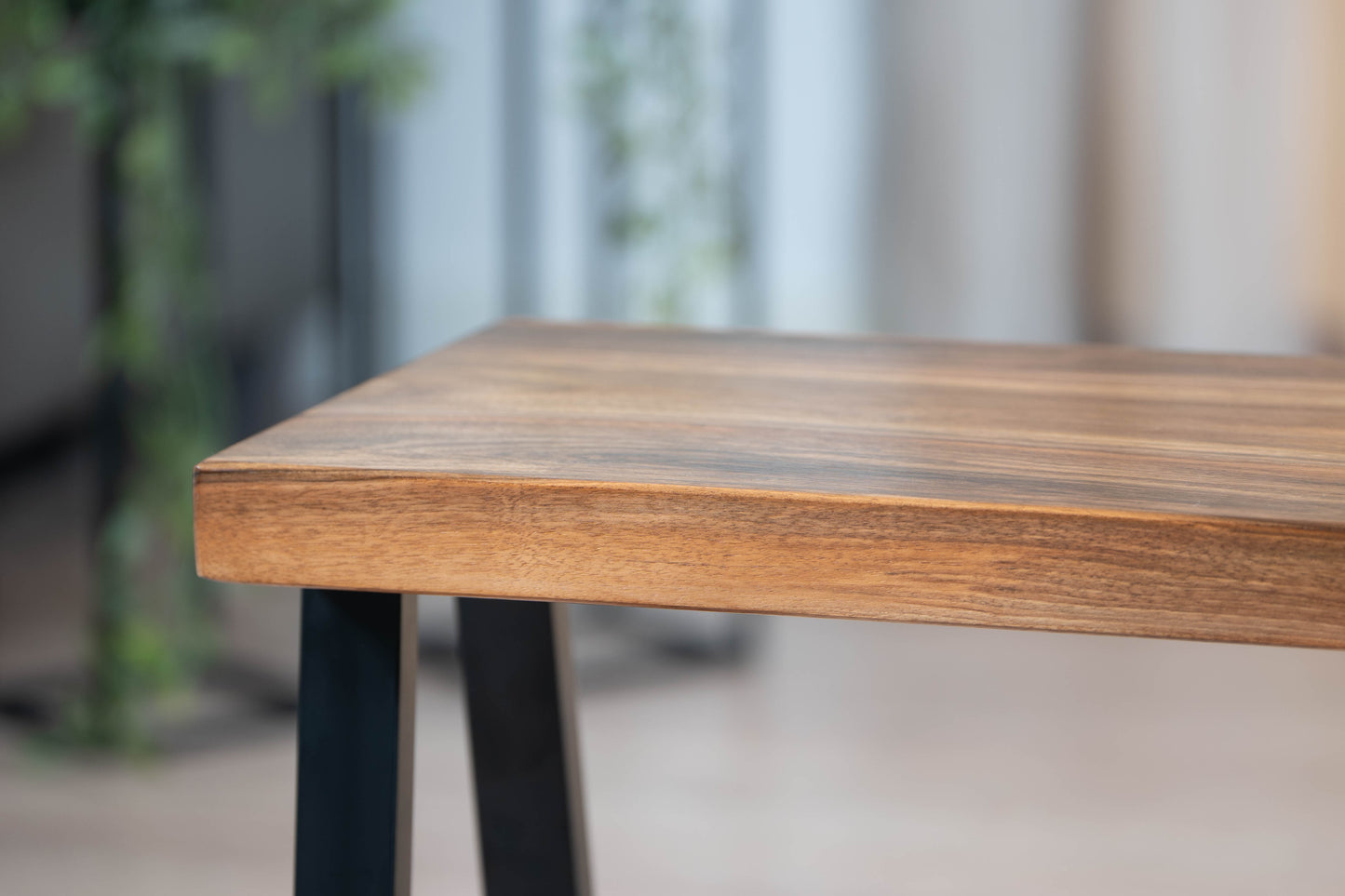 Stolik industrialny z orzecha wykończony lakierem Tikkurila