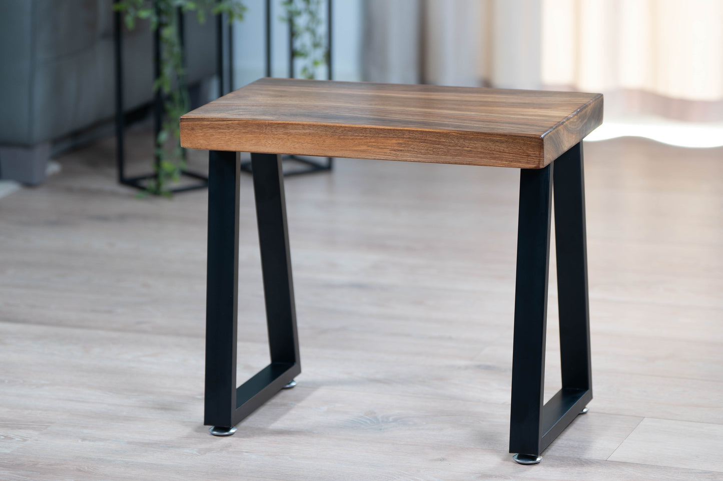 Stolik industrialny z orzecha wykończony lakierem Tikkurila