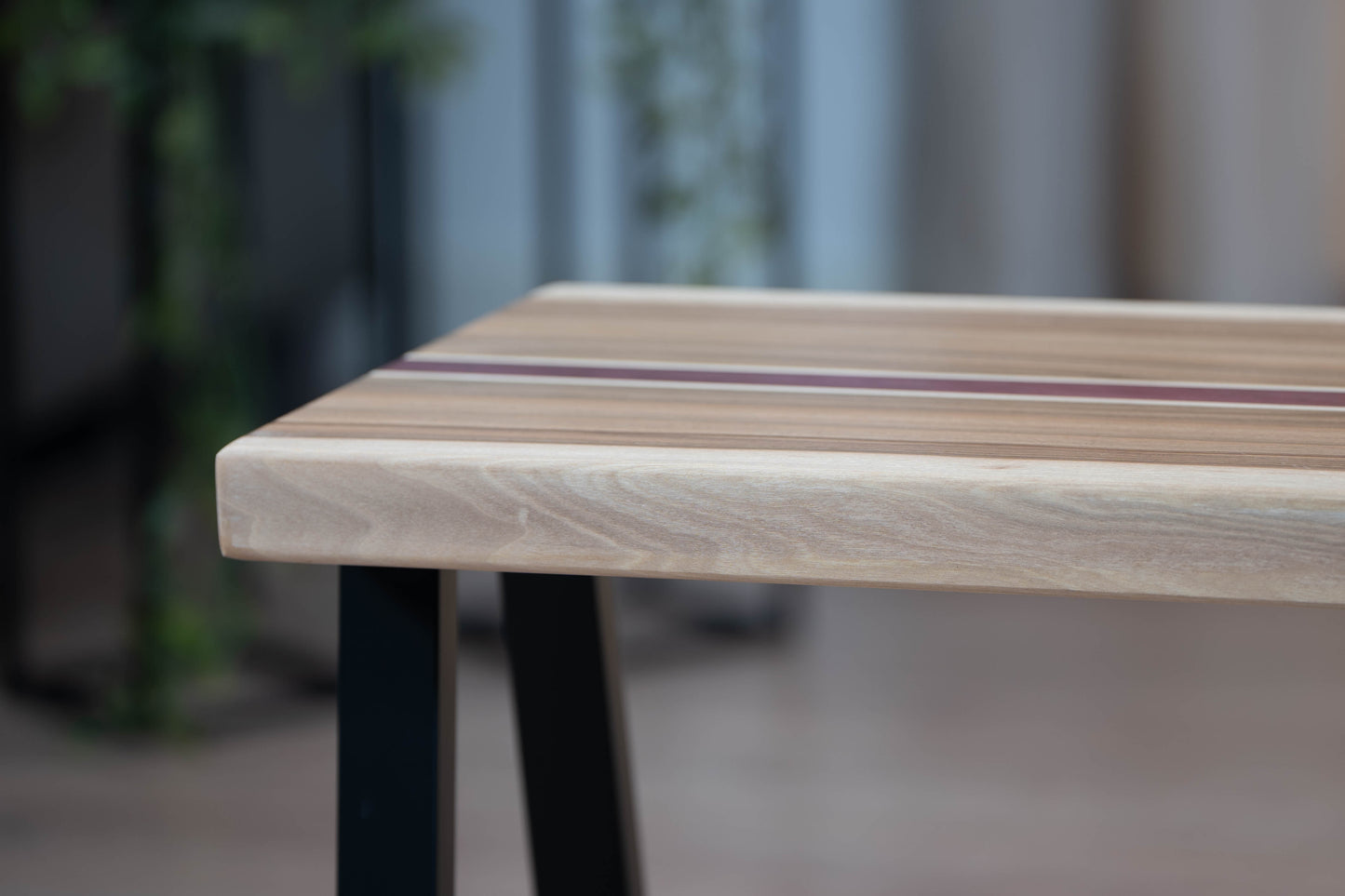 Stolik industrialny z wstawką z purpurowego drewna