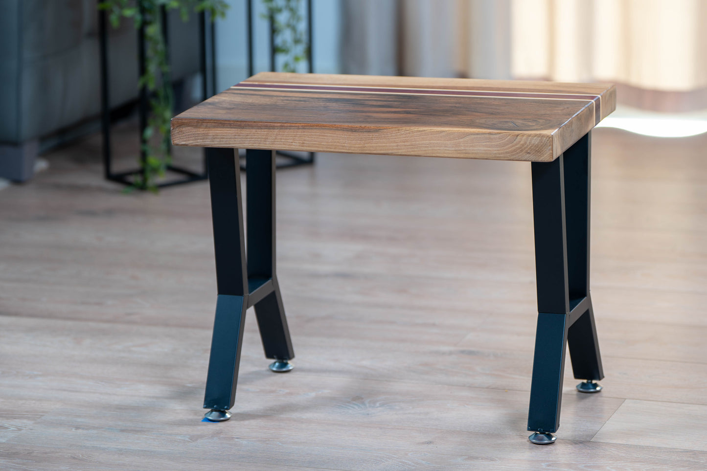 Stolik industrialny z orzecha i wstawką z purpleheart