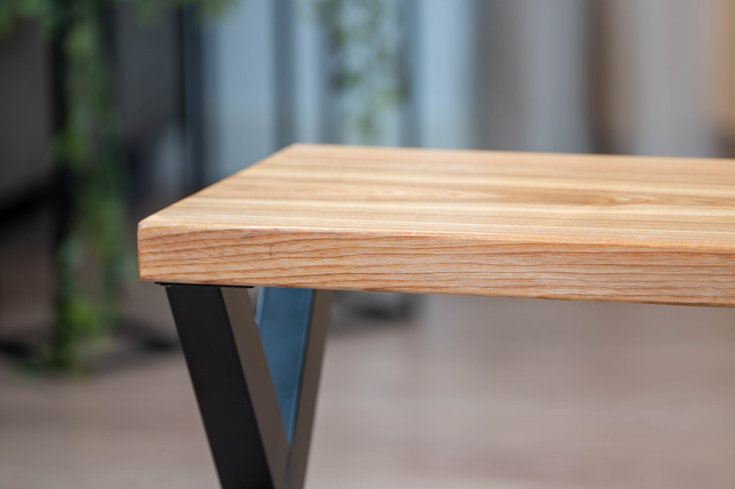 Stolik industrialny z litego drewna i stali – ręczne rzemiosło Lubelskiej Pracowni Drewna