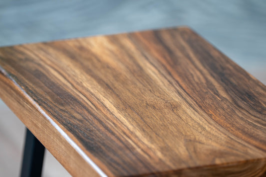 Stolik industrialny z orzecha wykończony lakierem Tikkurila