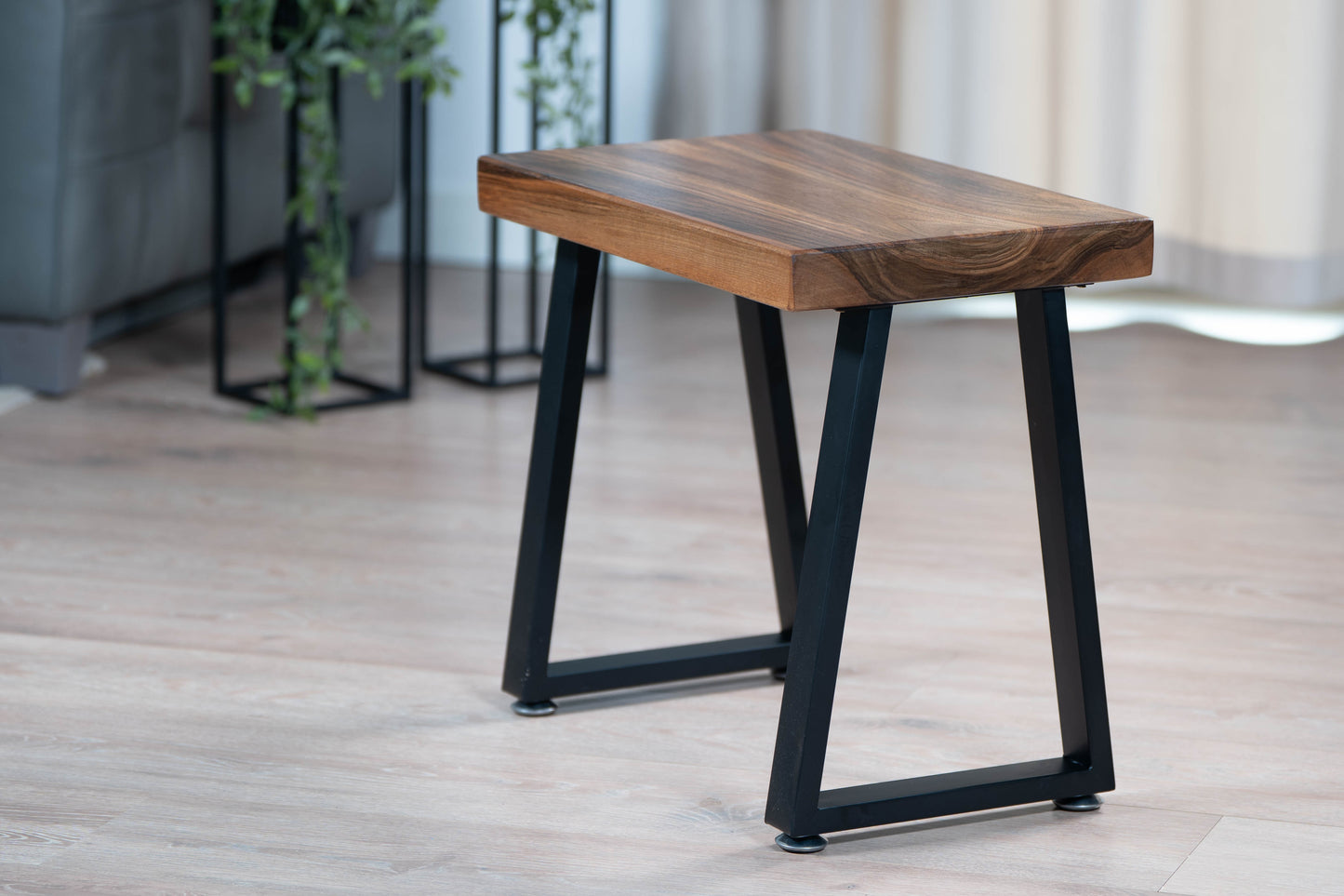 Stolik industrialny z orzecha wykończony lakierem Tikkurila