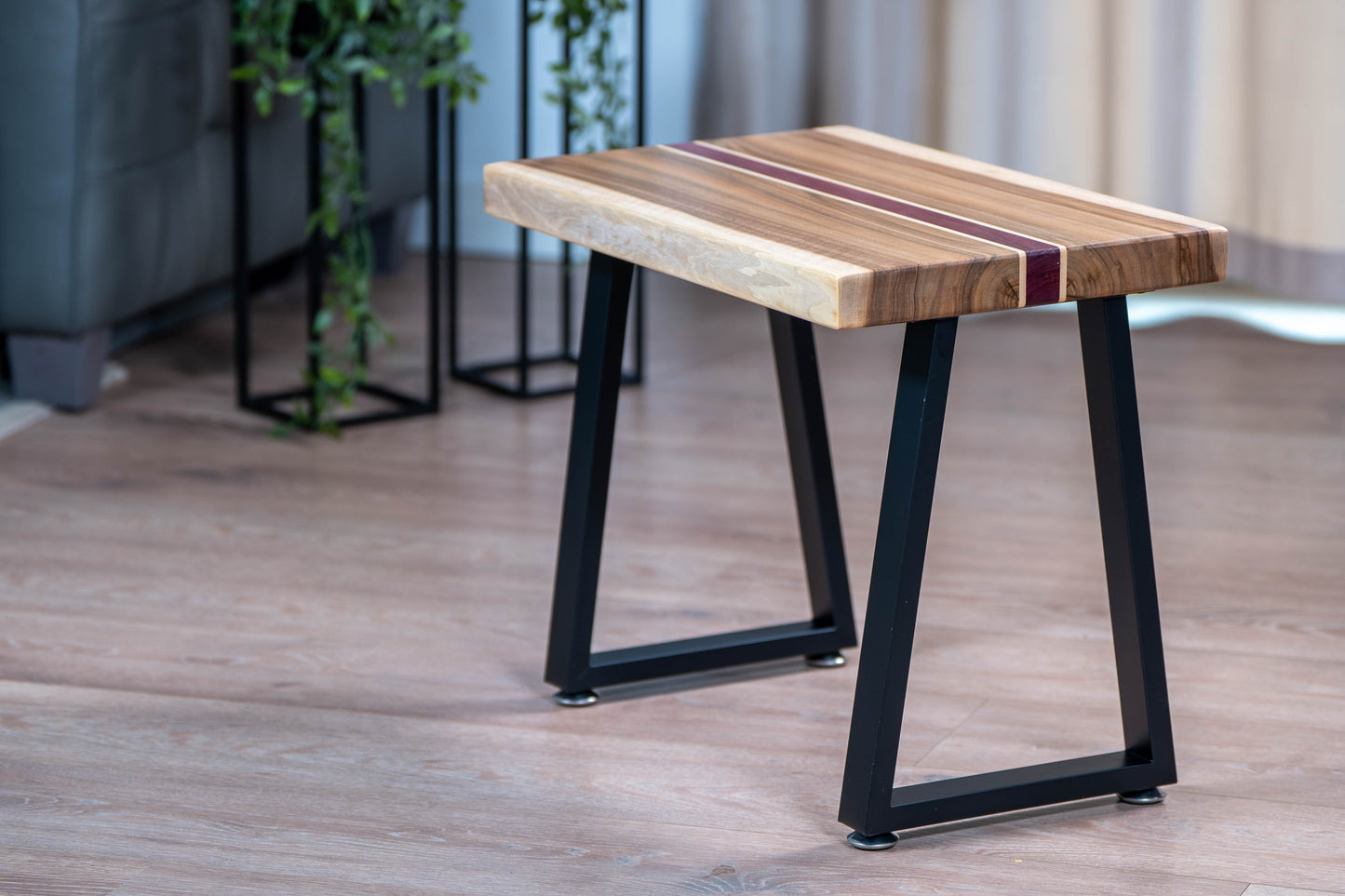 Stolik industrialny z wstawką z purpurowego drewna