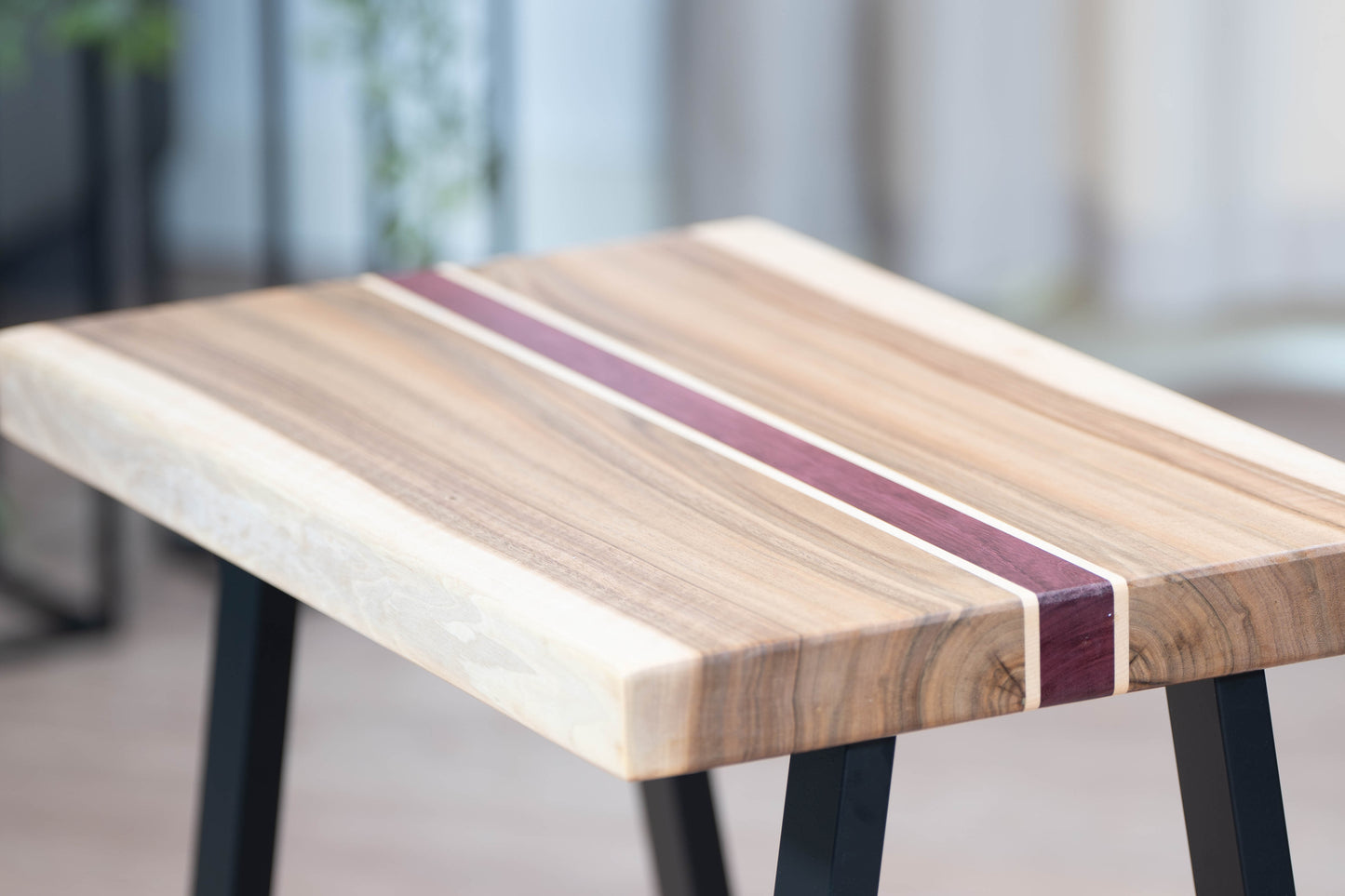 Stolik industrialny z wstawką z purpurowego drewna