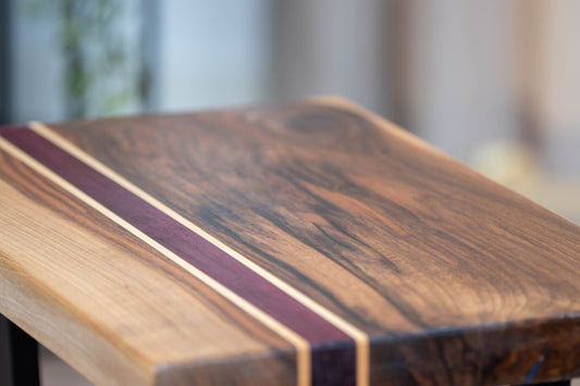 Stolik industrialny z orzecha i wstawką z purpleheart