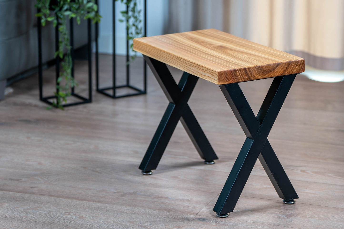 Stolik industrialny z litego drewna i stali – ręczne rzemiosło Lubelskiej Pracowni Drewna