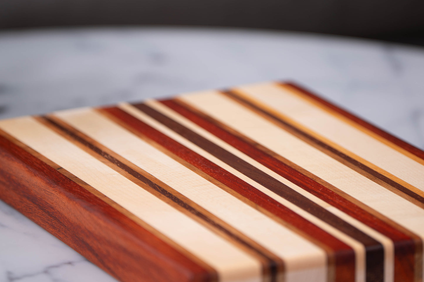 Deska do krojenia premium z jaworu, padouku, bilingi i azobe – ręcznie wykonany unikat